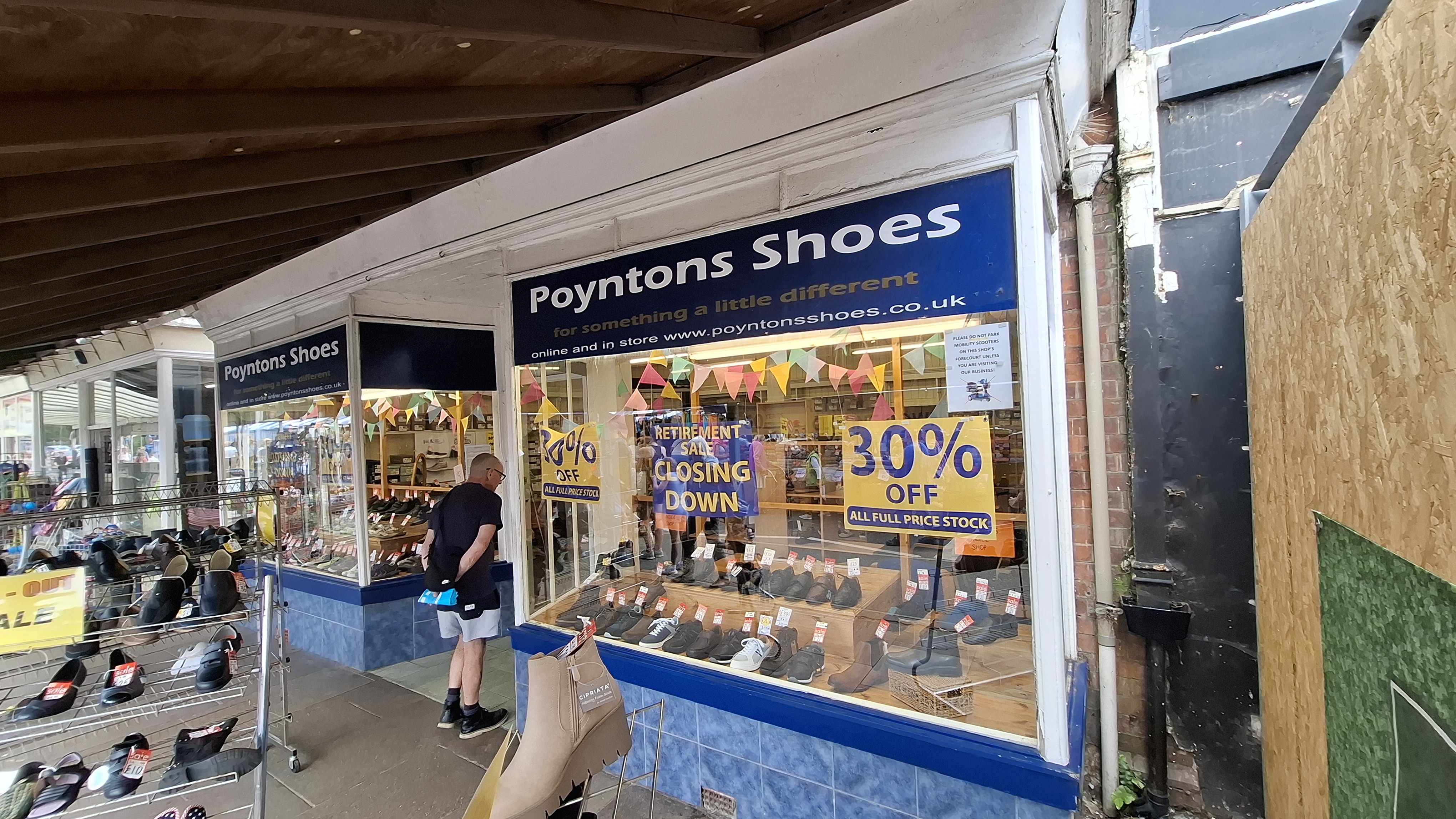 Poyntons Shoes Storefront - Retirement Sale